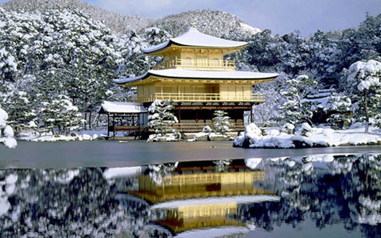 Ngoài việc sắm đồ tại tư gia, nhiều người còn công đức để xây miếu thờ dát vàng. Trong ảnh là ngôi miếu thờ tại Kyoto (Nhật Bản)